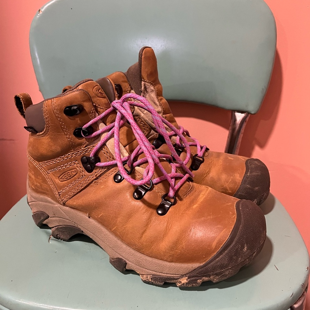 KEEN women’s Brown Hiking Boots with Pink Laces